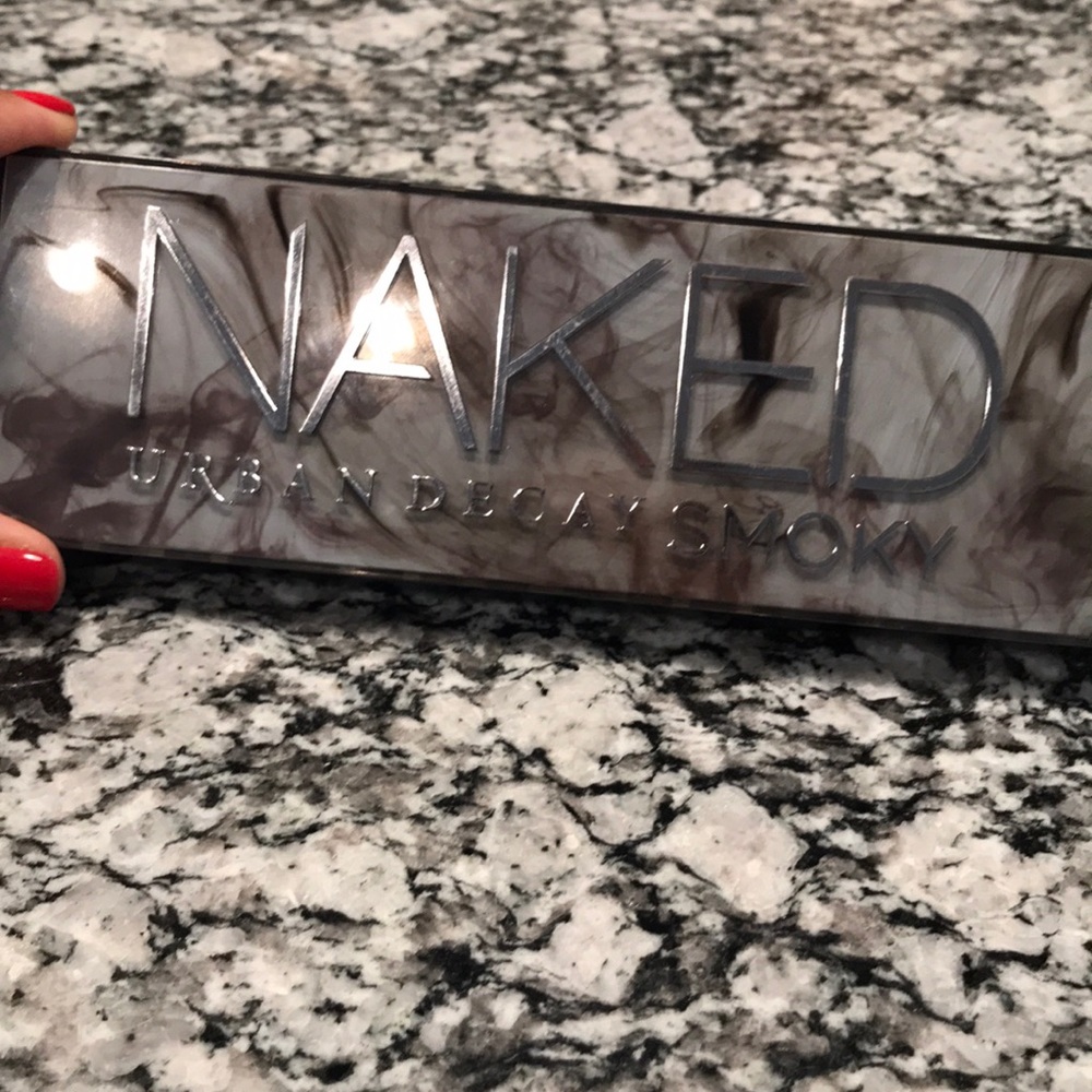 Urban Decay Smoky eyeshadow palette